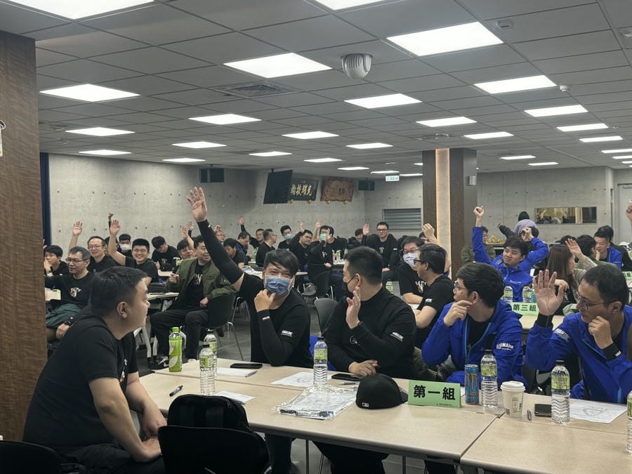 主動提問並投入挑戰,展現學習動機。