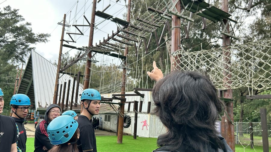 教練強調安全流程,確保所有學員能在安全環境中挑戰。