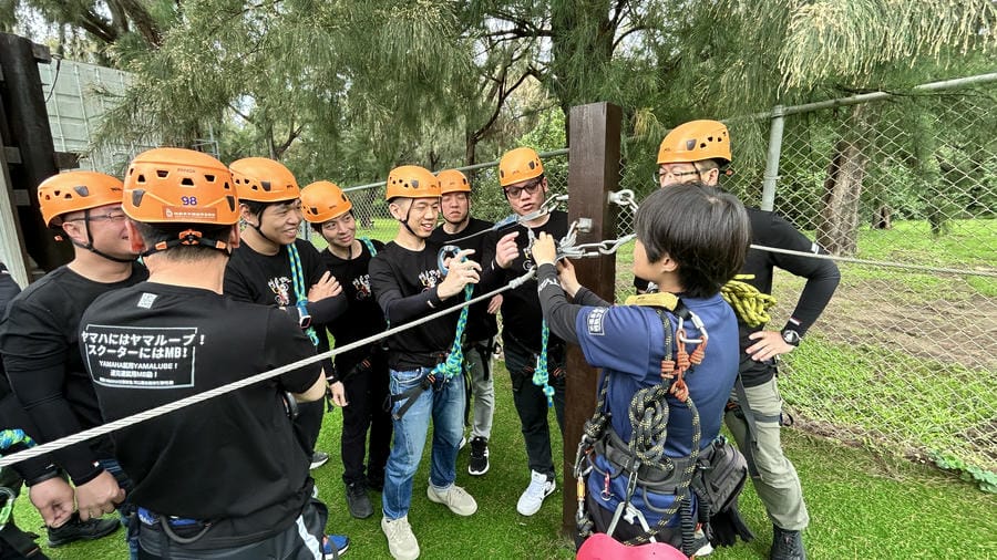 教練示範繩索使用,強化安全觀念與團隊信任。