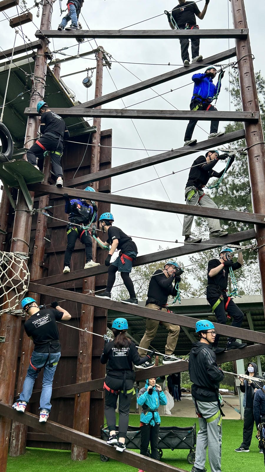 學員透過台階挑戰突破自我,提升勇氣與穩定度。高壓環境下仍能高效協作。