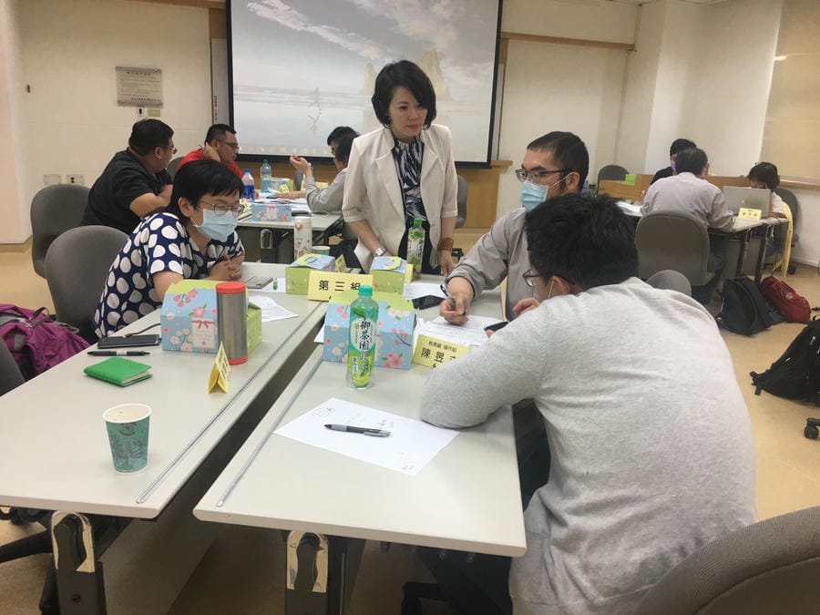 與大家零距離互動。透過指向講義、示範操作步驟、回答個別問題，讓課程不只是聽講，而是實際參與。