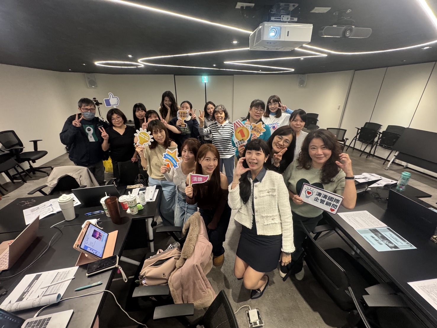 引導學員探索 AI 在工作中的多元可能，培養創新思考能力，延伸更多實務應用場景。